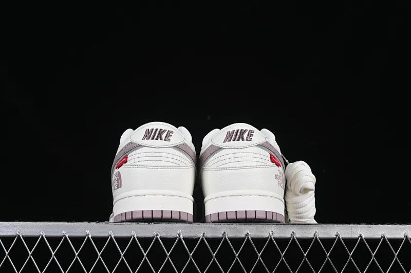 All categories Nk SB Dunk series Nk SB Dunk Low low-top sneakers Nk SB Dunk Low Supreme x The North Face North Face co-branded color matching low-top casual sports skateboard shoes BM0234-507